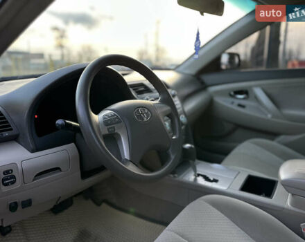 Чорний Тойота Камрі, об'ємом двигуна 2.4 л та пробігом 297 тис. км за 7999 $, фото 21 на Automoto.ua