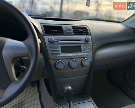 Чорний Тойота Камрі, об'ємом двигуна 2.4 л та пробігом 297 тис. км за 7999 $, фото 27 на Automoto.ua