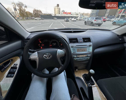 Черный Тойота Камри, объемом двигателя 2.4 л и пробегом 330 тыс. км за 9500 $, фото 24 на Automoto.ua