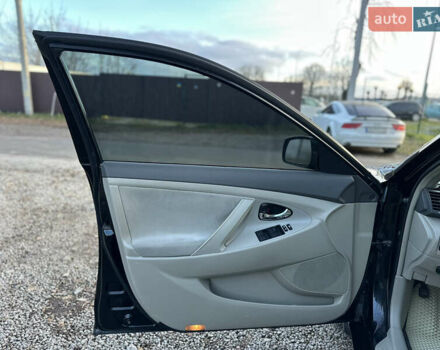 Чорний Тойота Камрі, об'ємом двигуна 2.4 л та пробігом 297 тис. км за 7999 $, фото 18 на Automoto.ua