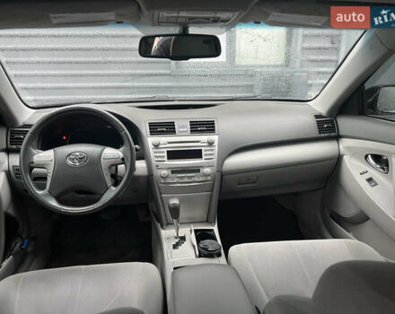 Чорний Тойота Камрі, об'ємом двигуна 2.4 л та пробігом 267 тис. км за 9800 $, фото 5 на Automoto.ua