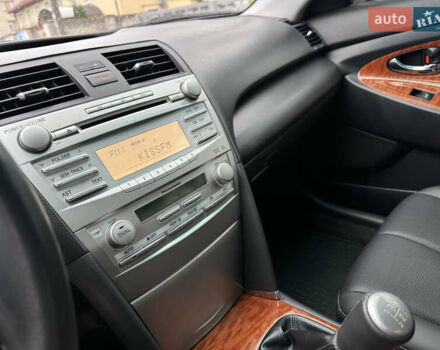 Черный Тойота Камри, объемом двигателя 2.4 л и пробегом 189 тыс. км за 8600 $, фото 21 на Automoto.ua