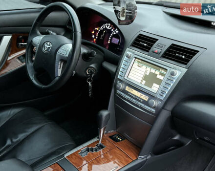 Черный Тойота Камри, объемом двигателя 2.4 л и пробегом 206 тыс. км за 10750 $, фото 74 на Automoto.ua