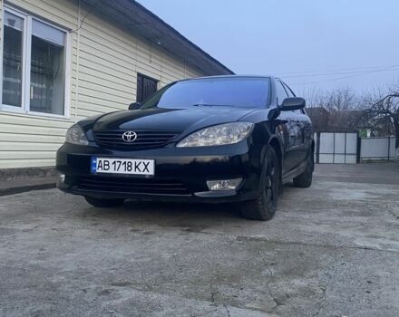 Черный Тойота Камри, объемом двигателя 2.4 л и пробегом 300 тыс. км за 7500 $, фото 1 на Automoto.ua