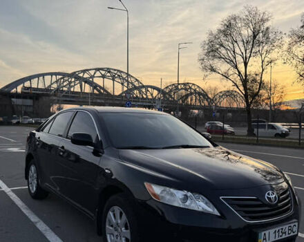 Черный Тойота Камри, объемом двигателя 2.4 л и пробегом 330 тыс. км за 9500 $, фото 1 на Automoto.ua