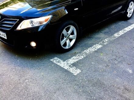 Черный Тойота Камри, объемом двигателя 2.5 л и пробегом 170 тыс. км за 8000 $, фото 1 на Automoto.ua