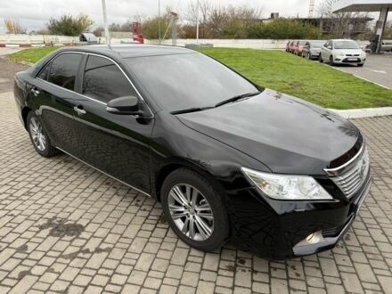 Черный Тойота Камри, объемом двигателя 2.5 л и пробегом 200 тыс. км за 9900 $, фото 1 на Automoto.ua