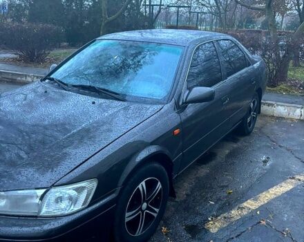 Сірий Тойота Камрі, об'ємом двигуна 2.2 л та пробігом 263 тис. км за 3300 $, фото 1 на Automoto.ua