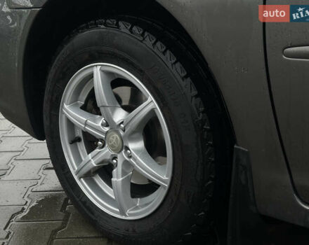 Серый Тойота Камри, объемом двигателя 2.36 л и пробегом 617 тыс. км за 5700 $, фото 4 на Automoto.ua