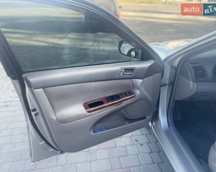 Серый Тойота Камри, объемом двигателя 2.4 л и пробегом 469 тыс. км за 6200 $, фото 12 на Automoto.ua
