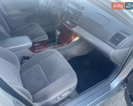 Серый Тойота Камри, объемом двигателя 2.4 л и пробегом 469 тыс. км за 6200 $, фото 24 на Automoto.ua