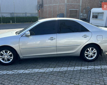 Сірий Тойота Камрі, об'ємом двигуна 2.4 л та пробігом 255 тис. км за 6470 $, фото 1 на Automoto.ua