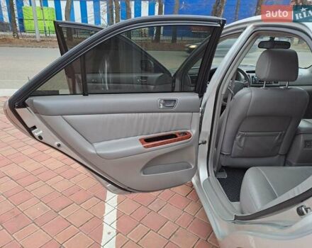 Серый Тойота Камри, объемом двигателя 2.4 л и пробегом 245 тыс. км за 7500 $, фото 12 на Automoto.ua