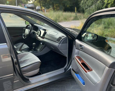 Серый Тойота Камри, объемом двигателя 2.4 л и пробегом 210 тыс. км за 6700 $, фото 3 на Automoto.ua