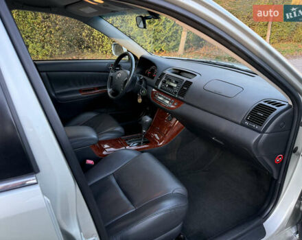 Серый Тойота Камри, объемом двигателя 2.4 л и пробегом 42 тыс. км за 10900 $, фото 110 на Automoto.ua