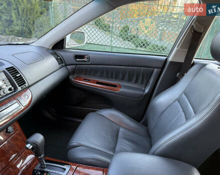 Серый Тойота Камри, объемом двигателя 2.4 л и пробегом 42 тыс. км за 10900 $, фото 91 на Automoto.ua