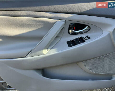 Сірий Тойота Камрі, об'ємом двигуна 2.4 л та пробігом 271 тис. км за 8990 $, фото 16 на Automoto.ua