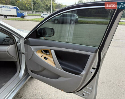 Серый Тойота Камри, объемом двигателя 3.46 л и пробегом 234 тыс. км за 9200 $, фото 27 на Automoto.ua