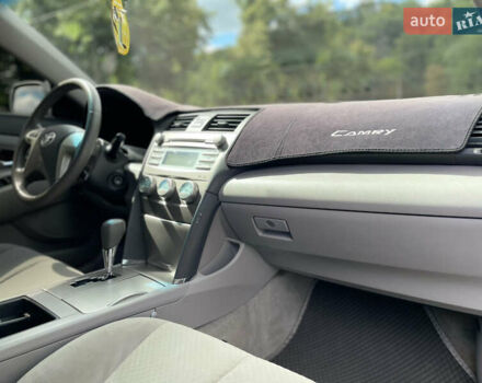 Сірий Тойота Камрі, об'ємом двигуна 2.36 л та пробігом 307 тис. км за 7200 $, фото 15 на Automoto.ua