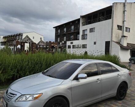 Серый Тойота Камри, объемом двигателя 2.4 л и пробегом 217 тыс. км за 7500 $, фото 1 на Automoto.ua