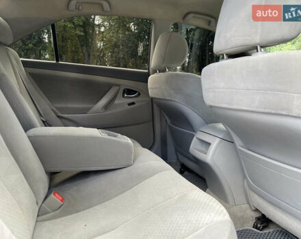 Сірий Тойота Камрі, об'ємом двигуна 2.36 л та пробігом 307 тис. км за 7200 $, фото 17 на Automoto.ua