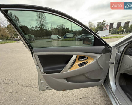 Серый Тойота Камри, объемом двигателя 3.46 л и пробегом 234 тыс. км за 9200 $, фото 24 на Automoto.ua