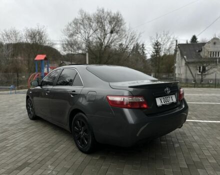 Серый Тойота Камри, объемом двигателя 2.4 л и пробегом 350 тыс. км за 6500 $, фото 2 на Automoto.ua
