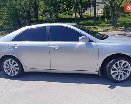 Сірий Тойота Камрі, об'ємом двигуна 3.5 л та пробігом 323 тис. км за 8000 $, фото 2 на Automoto.ua