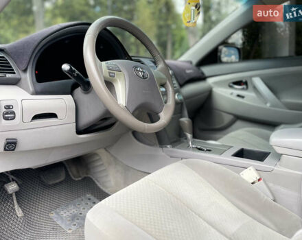 Сірий Тойота Камрі, об'ємом двигуна 2.36 л та пробігом 307 тис. км за 7200 $, фото 13 на Automoto.ua