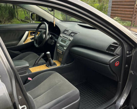 Серый Тойота Камри, объемом двигателя 2.4 л и пробегом 220 тыс. км за 8700 $, фото 45 на Automoto.ua