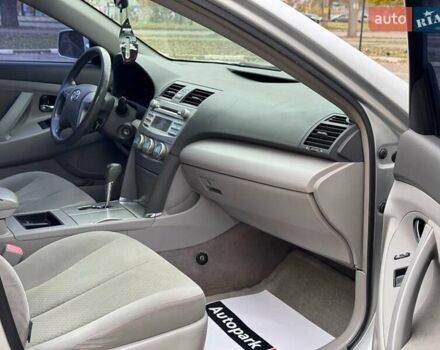 Серый Тойота Камри, объемом двигателя 2.4 л и пробегом 225 тыс. км за 7490 $, фото 13 на Automoto.ua