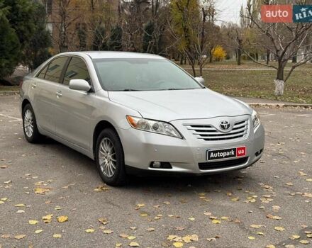 Серый Тойота Камри, объемом двигателя 2.4 л и пробегом 225 тыс. км за 7490 $, фото 2 на Automoto.ua