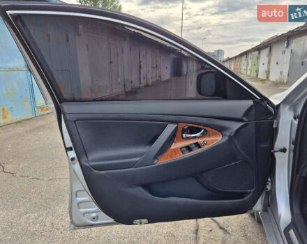 Серый Тойота Камри, объемом двигателя 3.46 л и пробегом 305 тыс. км за 8500 $, фото 11 на Automoto.ua