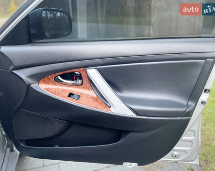 Серый Тойота Камри, объемом двигателя 2.36 л и пробегом 249 тыс. км за 8400 $, фото 10 на Automoto.ua