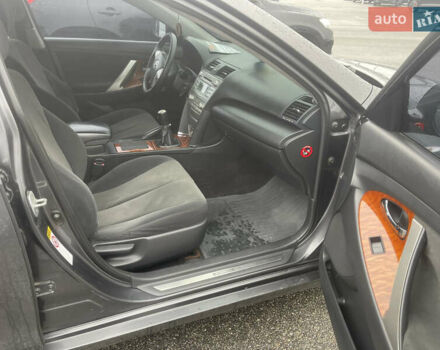 Серый Тойота Камри, объемом двигателя 2.36 л и пробегом 283 тыс. км за 8500 $, фото 6 на Automoto.ua