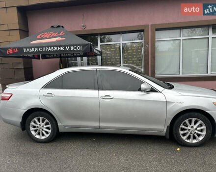 Серый Тойота Камри, объемом двигателя 2.4 л и пробегом 300 тыс. км за 7000 $, фото 2 на Automoto.ua