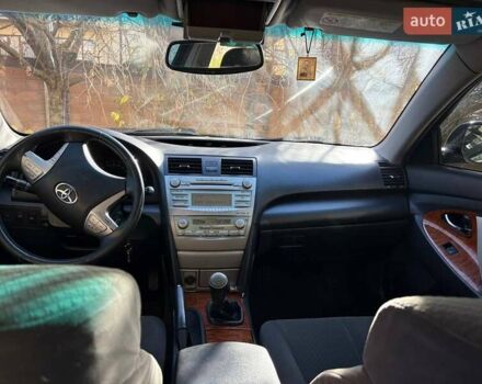 Сірий Тойота Камрі, об'ємом двигуна 2.36 л та пробігом 319 тис. км за 7900 $, фото 2 на Automoto.ua