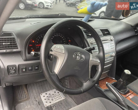 Серый Тойота Камри, объемом двигателя 2.36 л и пробегом 283 тыс. км за 8500 $, фото 9 на Automoto.ua