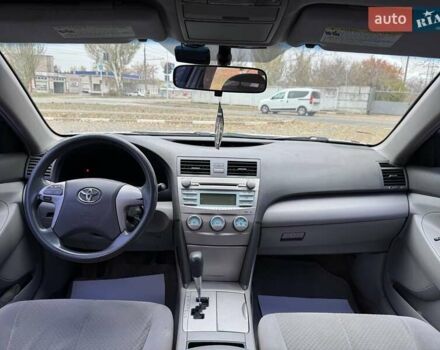 Серый Тойота Камри, объемом двигателя 2.4 л и пробегом 225 тыс. км за 7490 $, фото 16 на Automoto.ua