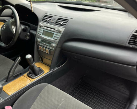 Серый Тойота Камри, объемом двигателя 2.4 л и пробегом 220 тыс. км за 8700 $, фото 49 на Automoto.ua