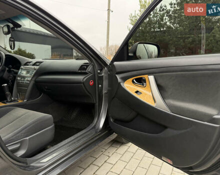 Серый Тойота Камри, объемом двигателя 2.4 л и пробегом 262 тыс. км за 6999 $, фото 16 на Automoto.ua