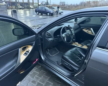 Серый Тойота Камри, объемом двигателя 2.4 л и пробегом 232 тыс. км за 8600 $, фото 4 на Automoto.ua