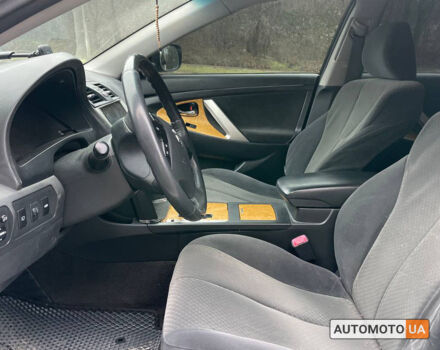 Серый Тойота Камри, объемом двигателя 2.4 л и пробегом 315 тыс. км за 8300 $, фото 7 на Automoto.ua