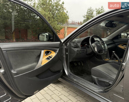 Серый Тойота Камри, объемом двигателя 2.4 л и пробегом 262 тыс. км за 6999 $, фото 8 на Automoto.ua