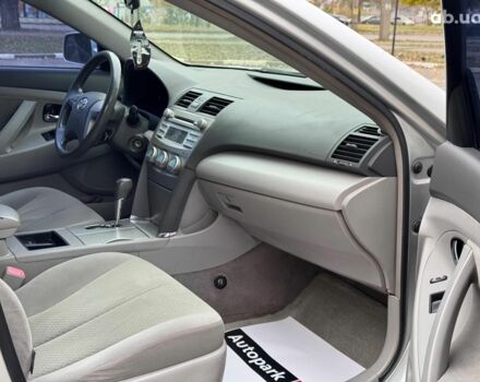 Серый Тойота Камри, объемом двигателя 2.4 л и пробегом 225 тыс. км за 7490 $, фото 13 на Automoto.ua