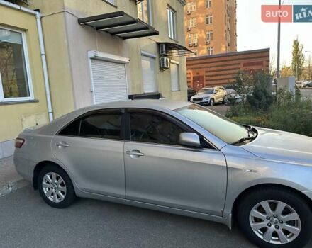 Сірий Тойота Камрі, об'ємом двигуна 2.4 л та пробігом 582 тис. км за 7300 $, фото 1 на Automoto.ua