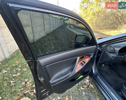 Серый Тойота Камри, объемом двигателя 3.46 л и пробегом 262 тыс. км за 9300 $, фото 18 на Automoto.ua