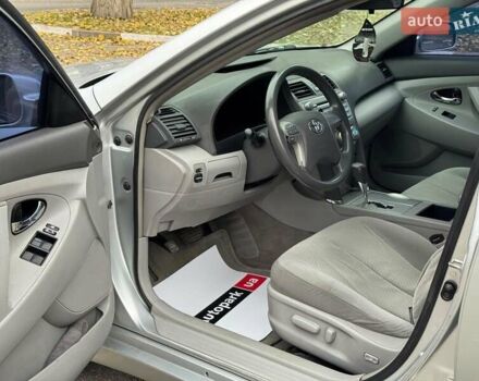 Серый Тойота Камри, объемом двигателя 2.4 л и пробегом 225 тыс. км за 7490 $, фото 10 на Automoto.ua