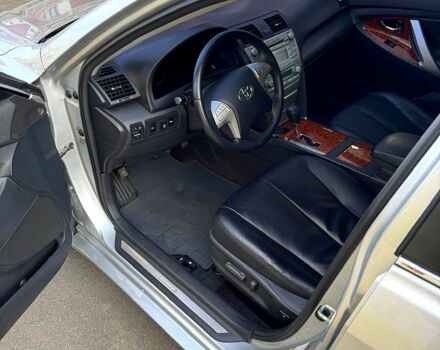 Серый Тойота Камри, объемом двигателя 2.4 л и пробегом 223 тыс. км за 10700 $, фото 6 на Automoto.ua