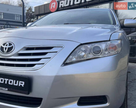 Серый Тойота Камри, объемом двигателя 2.4 л и пробегом 350 тыс. км за 7900 $, фото 2 на Automoto.ua